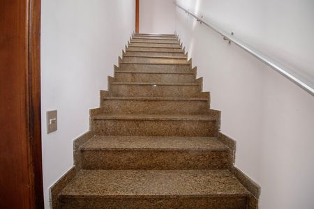 Casa para alugar com 212m², 4 quartos e 4 vagas Casa para alugar com 212m², 4 quartos e 4 vagasEscada para os Quartos