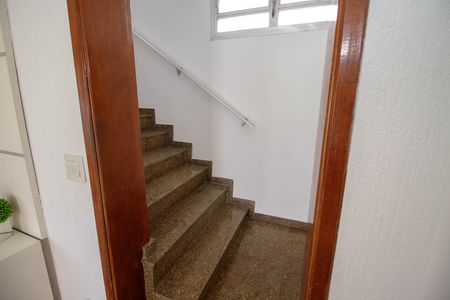 Casa para alugar com 212m², 4 quartos e 4 vagas Casa para alugar com 212m², 4 quartos e 4 vagasEscada para os Quartos