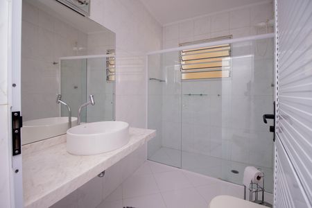 Casa para alugar com 212m², 4 quartos e 4 vagas Casa para alugar com 212m², 4 quartos e 4 vagasBanheiro 2