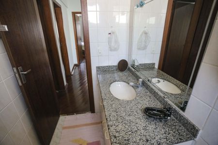 Apartamento à venda com 265m², 4 quartos e 4 vagas Apartamento à venda com 265m², 4 quartos e 4 vagasBanheiro 2