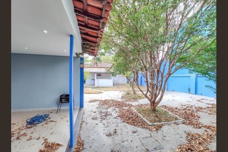 Casa à venda com 180m², 3 quartos e 1 vaga Casa à venda com 180m², 3 quartos e 1 vagaEspaço Coberto - Fundos