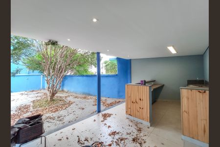 Casa à venda com 180m², 3 quartos e 1 vaga Casa à venda com 180m², 3 quartos e 1 vagaEspaço Coberto - Fundos