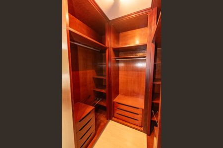 Apartamento à venda com 342m², 4 quartos e 4 vagasCloset da suíte 2