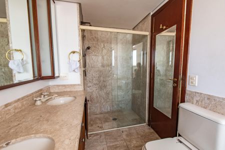 Apartamento à venda com 342m², 4 quartos e 4 vagasBanheiro da suíte 2