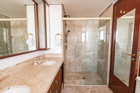 Apartamento à venda com 342m², 4 quartos e 4 vagasBanheiro da suíte 2