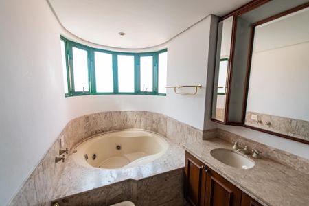 Apartamento à venda com 342m², 4 quartos e 4 vagasBanheiro da suíte 2