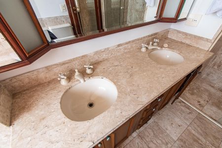 Apartamento à venda com 342m², 4 quartos e 4 vagasBanheiro da suíte 2