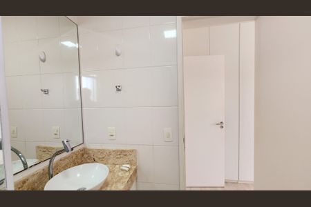 Apartamento à venda com 71m², 3 quartos e 2 vagasBanheiro da Suíte