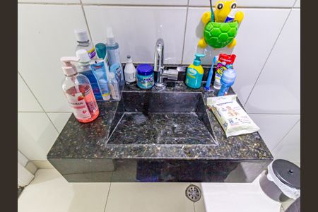 Casa de condomínio à venda com 210m², 3 quartos e 2 vagasLavabo