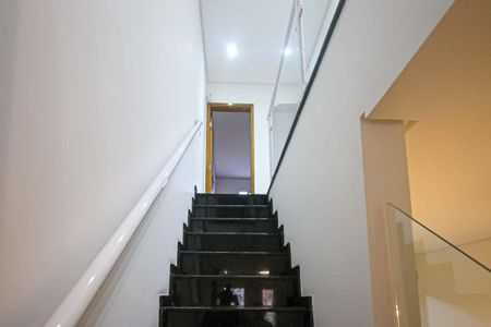 Casa à venda com 130m², 2 quartos e 3 vagas Casa à venda com 130m², 2 quartos e 3 vagasEscada