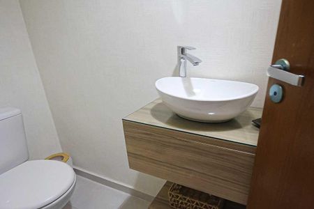 Casa à venda com 130m², 2 quartos e 3 vagas Casa à venda com 130m², 2 quartos e 3 vagasLavabo