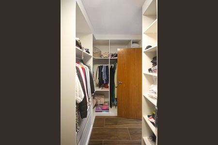 Casa à venda com 130m², 2 quartos e 3 vagas Casa à venda com 130m², 2 quartos e 3 vagasCloset/Quarto