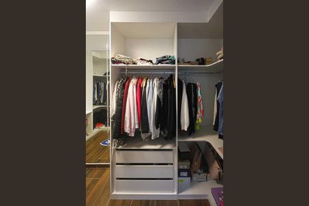 Casa à venda com 130m², 2 quartos e 3 vagas Casa à venda com 130m², 2 quartos e 3 vagasCloset/Quarto