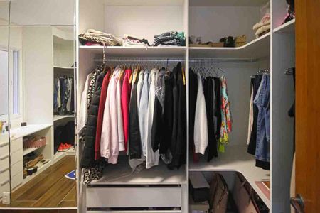 Casa à venda com 130m², 2 quartos e 3 vagas Casa à venda com 130m², 2 quartos e 3 vagasCloset/Quarto