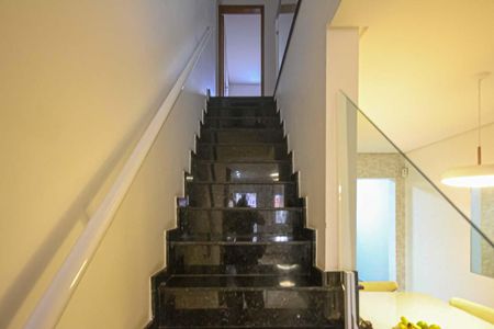 Casa à venda com 130m², 2 quartos e 3 vagas Casa à venda com 130m², 2 quartos e 3 vagasEscada