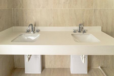 Apartamento à venda com 149m², 3 quartos e 2 vagas Apartamento à venda com 149m², 3 quartos e 2 vagasBanheiro da Suíte 1