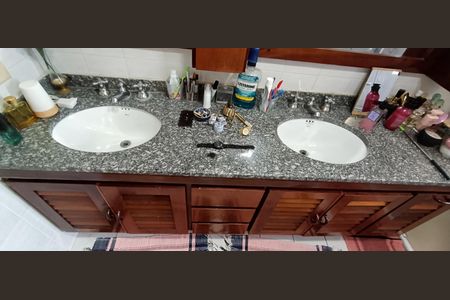 Apartamento à venda com 216m², 4 quartos e 3 vagas Apartamento à venda com 216m², 4 quartos e 3 vagasBanheiro da Suíte 1