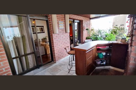 Apartamento à venda com 216m², 4 quartos e 3 vagas Apartamento à venda com 216m², 4 quartos e 3 vagasVaranda gourmet