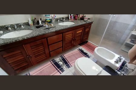 Apartamento à venda com 216m², 4 quartos e 3 vagas Apartamento à venda com 216m², 4 quartos e 3 vagasBanheiro da Suíte 1