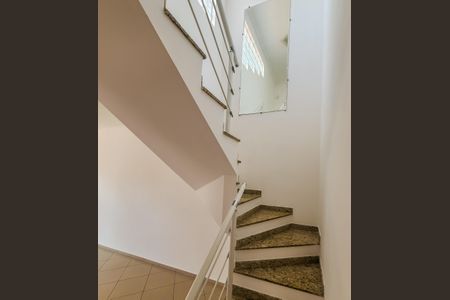 Casa à venda com 170m², 3 quartos e 4 vagasEscada