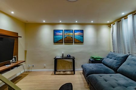 Casa à venda com 95m², 4 quartos e 4 vagas Casa à venda com 95m², 4 quartos e 4 vagasSala