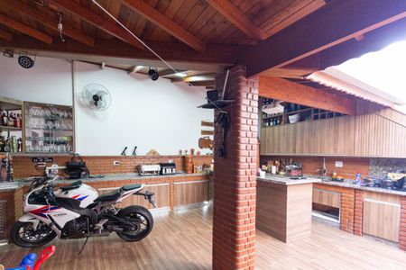 Casa à venda com 300m², 4 quartos e 8 vagas Casa à venda com 300m², 4 quartos e 8 vagasQuintal