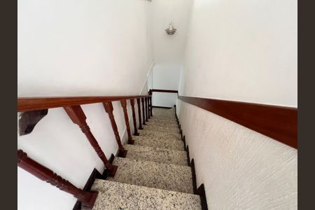 Casa de condomínio para alugar com 254m², 4 quartos e 3 vagas Casa de condomínio para alugar com 254m², 4 quartos e 3 vagasEscada Segundo Andar