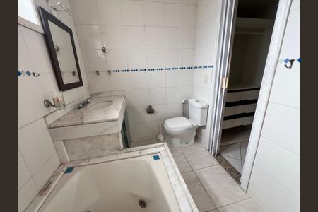 Casa de condomínio para alugar com 254m², 4 quartos e 3 vagas Casa de condomínio para alugar com 254m², 4 quartos e 3 vagasBanheiro Suite