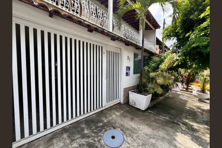 Casa de condomínio para alugar com 254m², 4 quartos e 3 vagas Casa de condomínio para alugar com 254m², 4 quartos e 3 vagasFachada