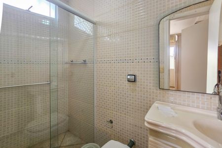 Casa de condomínio para alugar com 600m², 4 quartos e 2 vagasBanheiro da Suíte 1