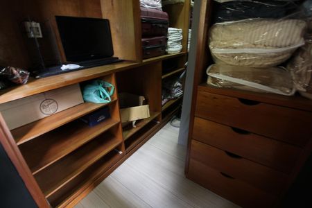 Casa de condomínio à venda com 428m², 4 quartos e 4 vagasQuarto 2 - Closet