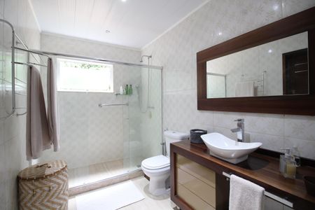 Casa de condomínio à venda com 428m², 4 quartos e 4 vagasQuarto 3 - Banheiro da Suíte