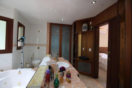 Casa de condomínio à venda com 428m², 4 quartos e 4 vagasQuarto 4 - Banheiro da Suíte