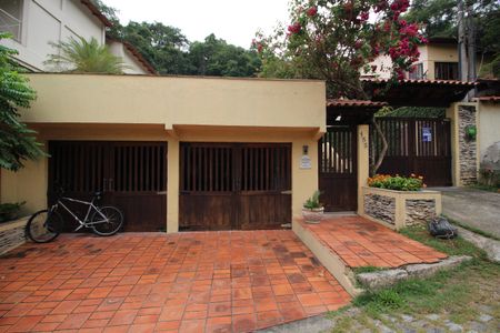 Casa de condomínio à venda com 428m², 4 quartos e 4 vagasFachada com placa Quinto Andar