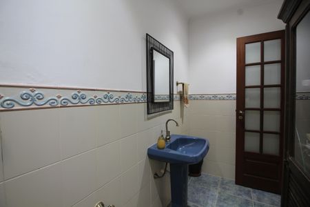 Casa de condomínio à venda com 428m², 4 quartos e 4 vagasLavabo