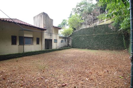 Casa de condomínio à venda com 428m², 4 quartos e 4 vagasFundos