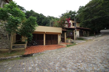 Casa de condomínio à venda com 428m², 4 quartos e 4 vagasFachada com placa Quinto Andar