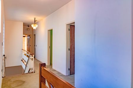 Casa à venda com 300m², 4 quartos e 3 vagasCorredor acesso aos quartos
