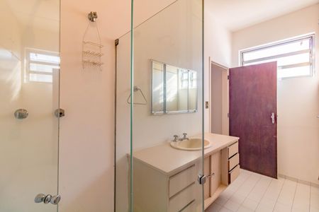 Casa à venda com 300m², 4 quartos e 3 vagasBanheiro /Suíte 1