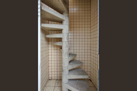 Casa para alugar com 100m², 1 quarto e sem vaga Casa para alugar com 100m², 1 quarto e sem vagaEscada