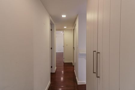 Apartamento à venda com 200m², 3 quartos e 3 vagasCorredor