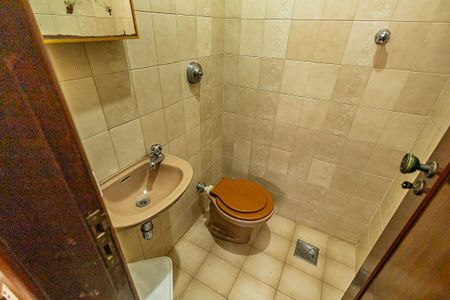 Casa à venda com 500m², 4 quartos e 4 vagas Casa à venda com 500m², 4 quartos e 4 vagasBanheiro de serviço