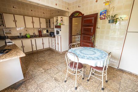 Casa à venda com 500m², 4 quartos e 4 vagas Casa à venda com 500m², 4 quartos e 4 vagasCozinha