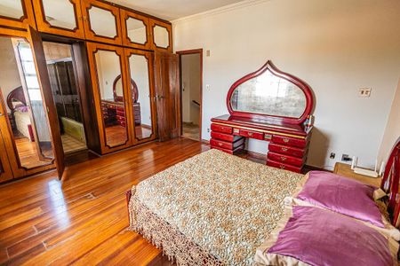 Casa à venda com 500m², 4 quartos e 4 vagas Casa à venda com 500m², 4 quartos e 4 vagasQuarto 2 / suite