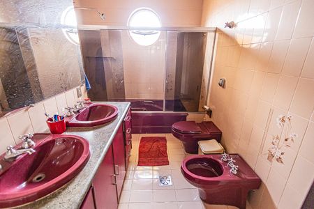 Casa à venda com 500m², 4 quartos e 4 vagas Casa à venda com 500m², 4 quartos e 4 vagasBanheiro