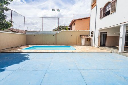 Casa à venda com 500m², 4 quartos e 4 vagas Casa à venda com 500m², 4 quartos e 4 vagasQuintal / piscina