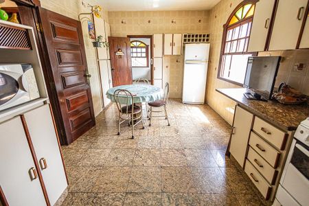 Casa à venda com 500m², 4 quartos e 4 vagas Casa à venda com 500m², 4 quartos e 4 vagasCozinha