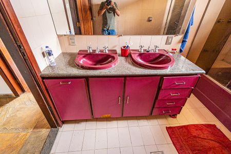 Casa à venda com 500m², 4 quartos e 4 vagas Casa à venda com 500m², 4 quartos e 4 vagasBanheiro