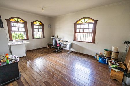 Casa à venda com 500m², 4 quartos e 4 vagas Casa à venda com 500m², 4 quartos e 4 vagasSala