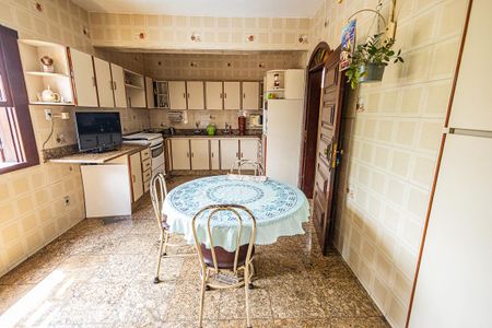 Casa à venda com 500m², 4 quartos e 4 vagas Casa à venda com 500m², 4 quartos e 4 vagasCozinha